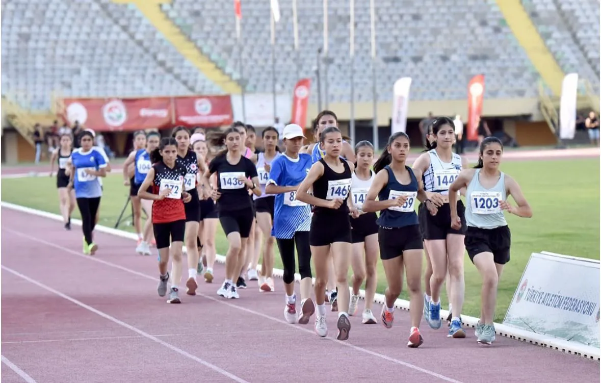 Werzişvanên Ciwan bi Madalyayan ji Îzmîrê Vegeriyan