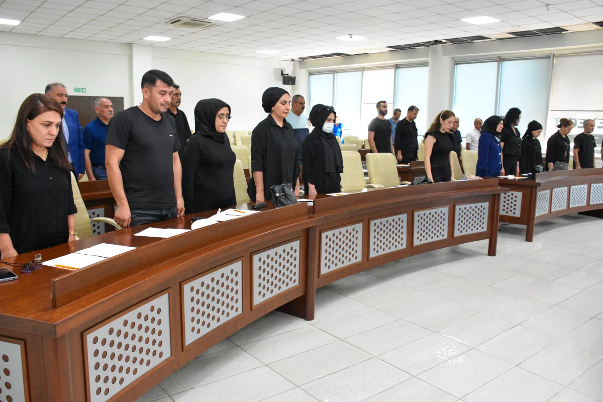 Civîna Parlamentoyê bi deqeyek bêdengiyê ji bo bîranîna şehîdên Kurd dest pê kir.