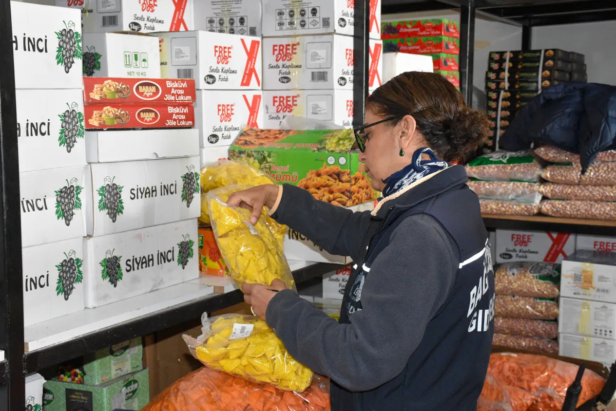 Tîmên polîsan li Bazara Firoşkarên Xwarinê yên Bi Komî lêkolîn kirin.