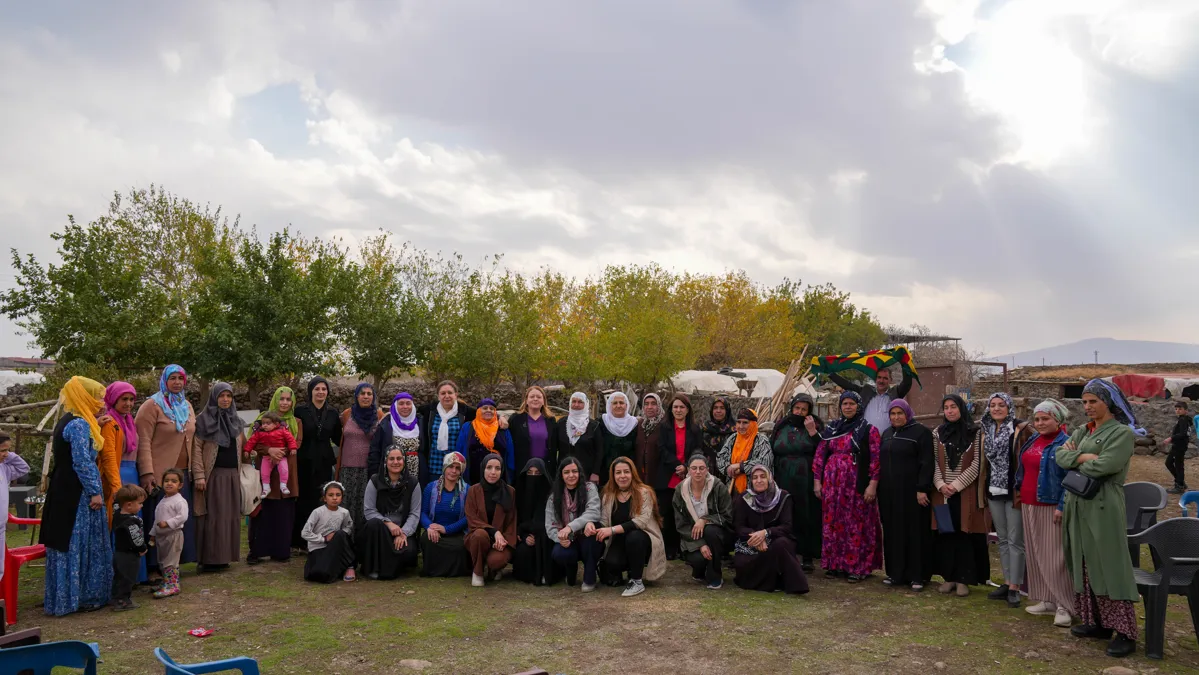 Eşbaşkan Ayaz Tezharap Köyü'nde kadınlarla buluştu