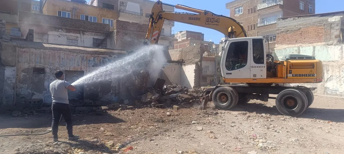 Kaynartepe Mahallesi'nde metruk yapıların yıkımı sürüyor