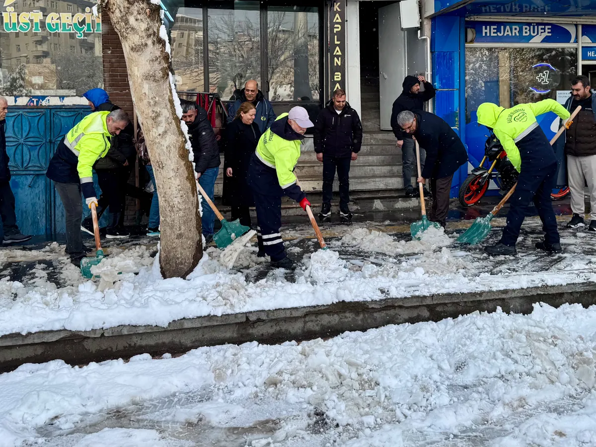 Eşbaşkanlar kar temizleme çalışmalarını yerinde inceledi