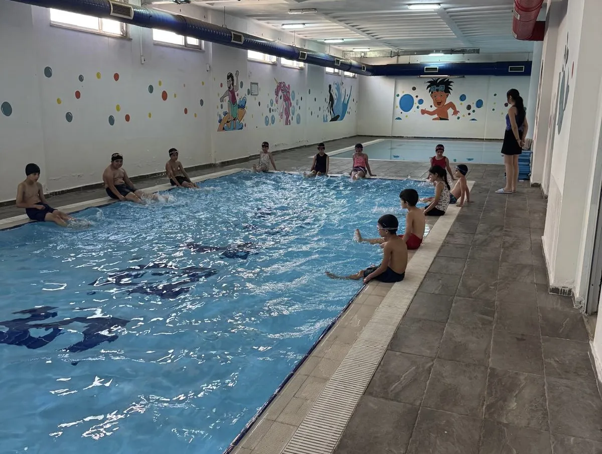 Çocuklar yüzerek hem spor yapıyor hem eğleniyor 