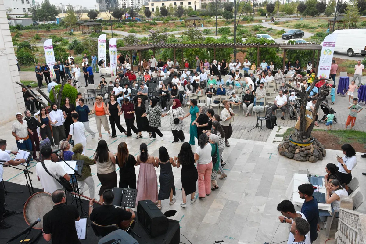 Hêvî û beşdarbûn li Bağcilarê mezin dibin: Xelk taxa xwe diparêzin