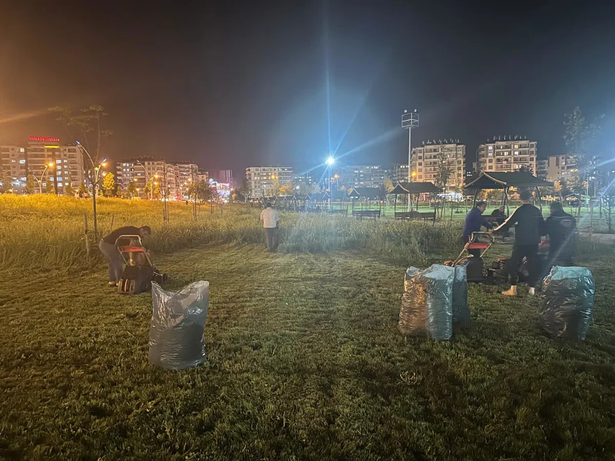 Bağlar Belediyesi Park ve Bahçeler Müdürlüğü çalışmalarına tüm hızıyla devam ediyor.