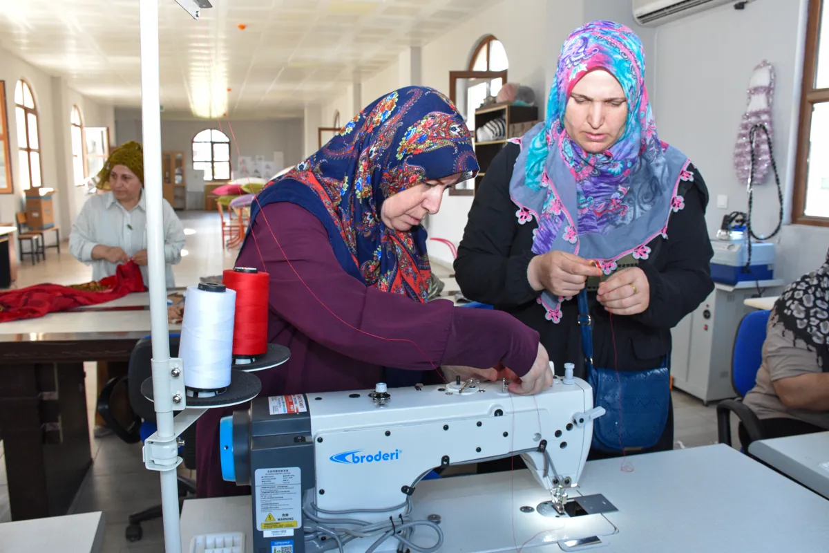 Stajyerên jin bi makîneyên nû bi bandortir dixebitin