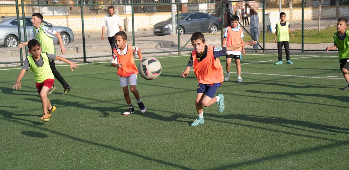 Hevserok di turnuvaya futbolê de bi zarokan re civiyan