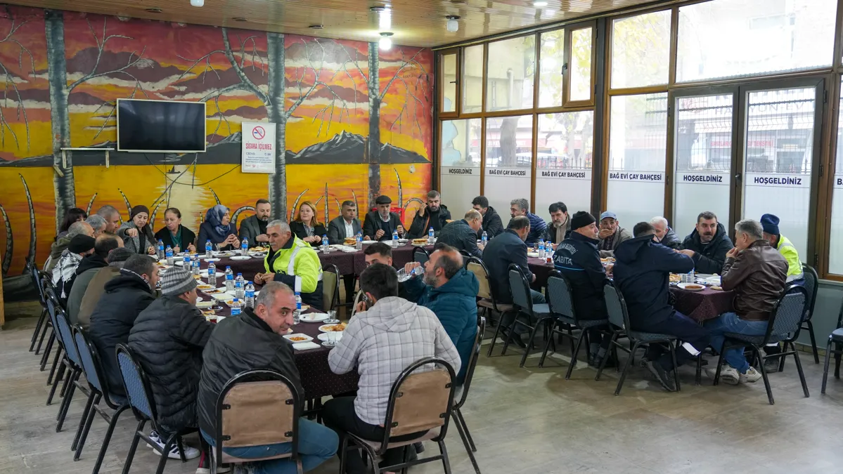 Eşbaşkan Ayaz, 5 Nisan esnafıyla bir araya geldi