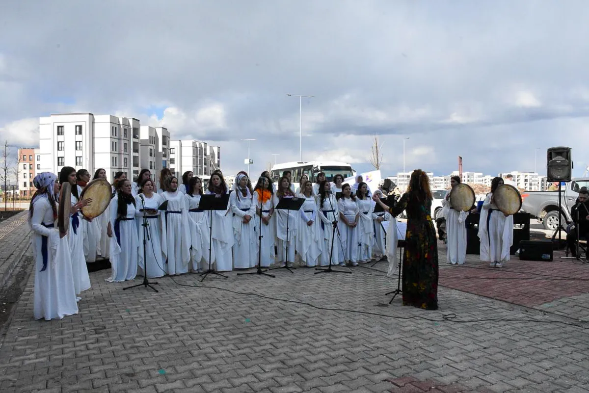 Festîvala 8ê Adarê li Oglakliyê bi Koroya Jinan û Koma Govendên Gelêrî re tê lidarxistin
