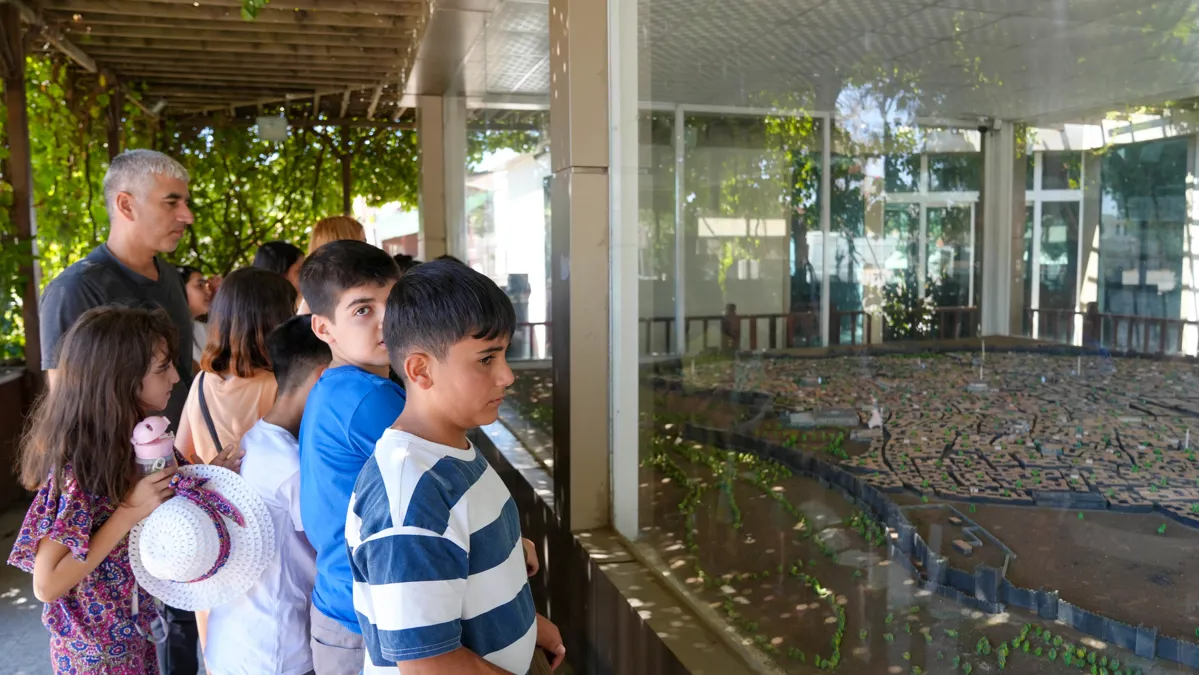 Gera dîrokî û çandî li Sûrê: Zarokên ku perwerdehiya muzîkê dibînin li dengbêjan guhdarî kirin