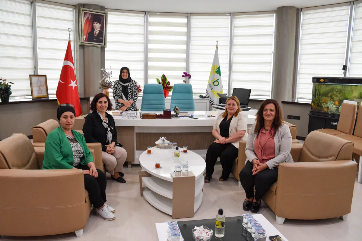 Parlamentera Partiya me ya Dem a Amedê “Sevilay ÇELENK ÖZEN” û Hevseroka Dem-Partiyê ya Amedê “Pinar SAKIK TEKÎN” çûn serdana Hevşaredara me Leyla AYAZ.