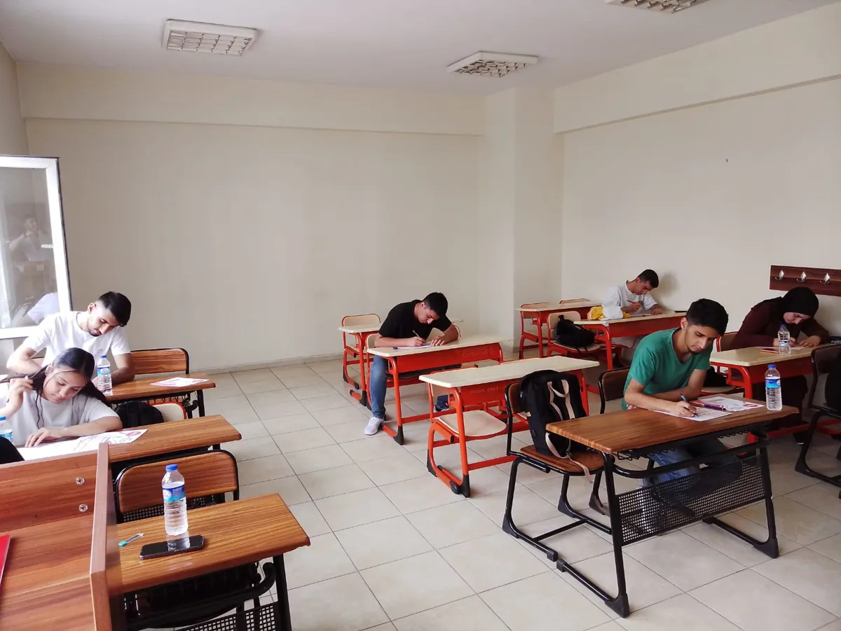 Kursên me yên belaş ên TYT-AYT (amadekariya azmûna zanîngehê) ku ji hêla Şaredariya Bağlarê ve têne dayîn berdewam dikin.