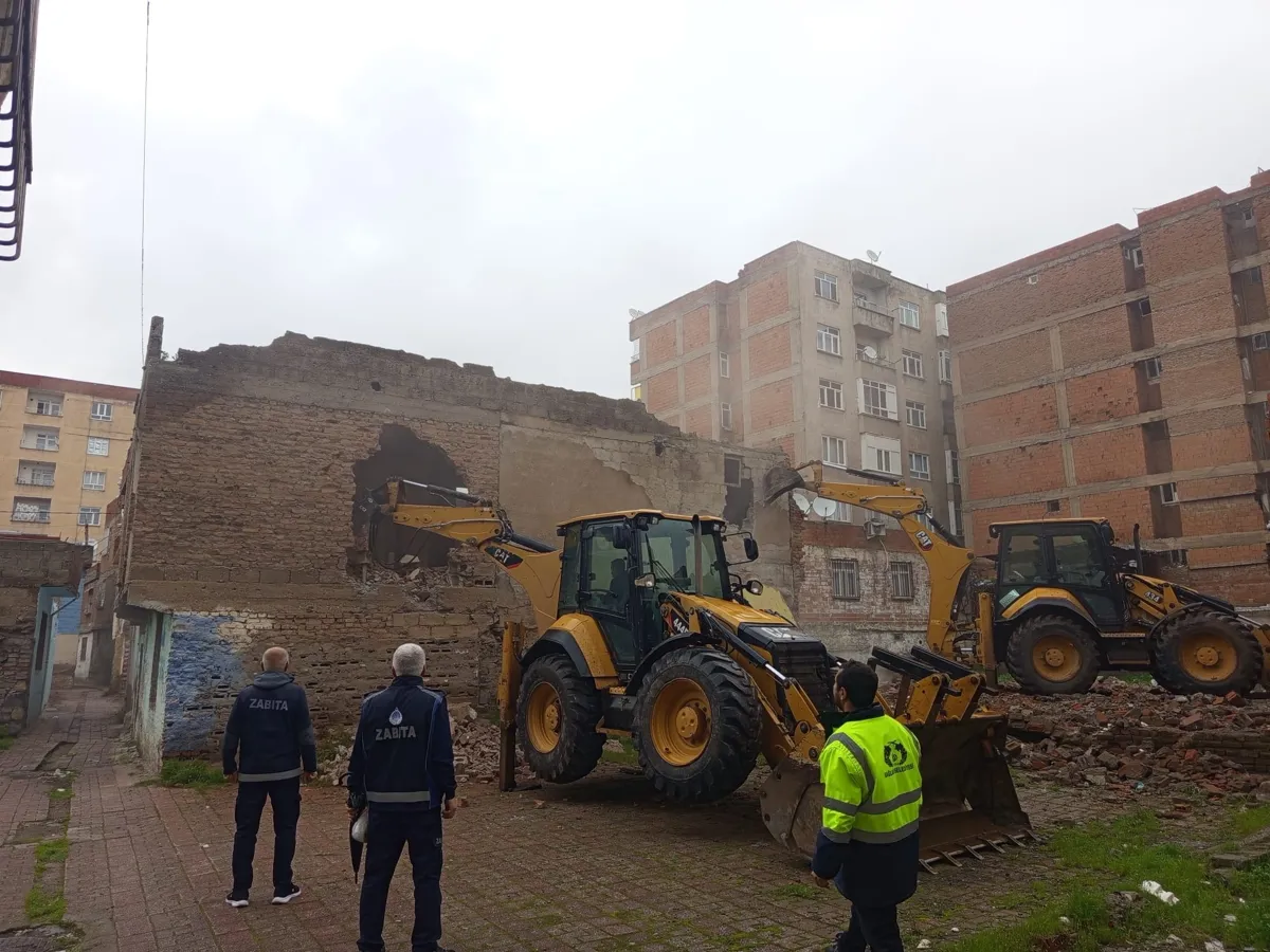 Kaynartepe Mahallesi'nde metruk yapı yıkıldı
