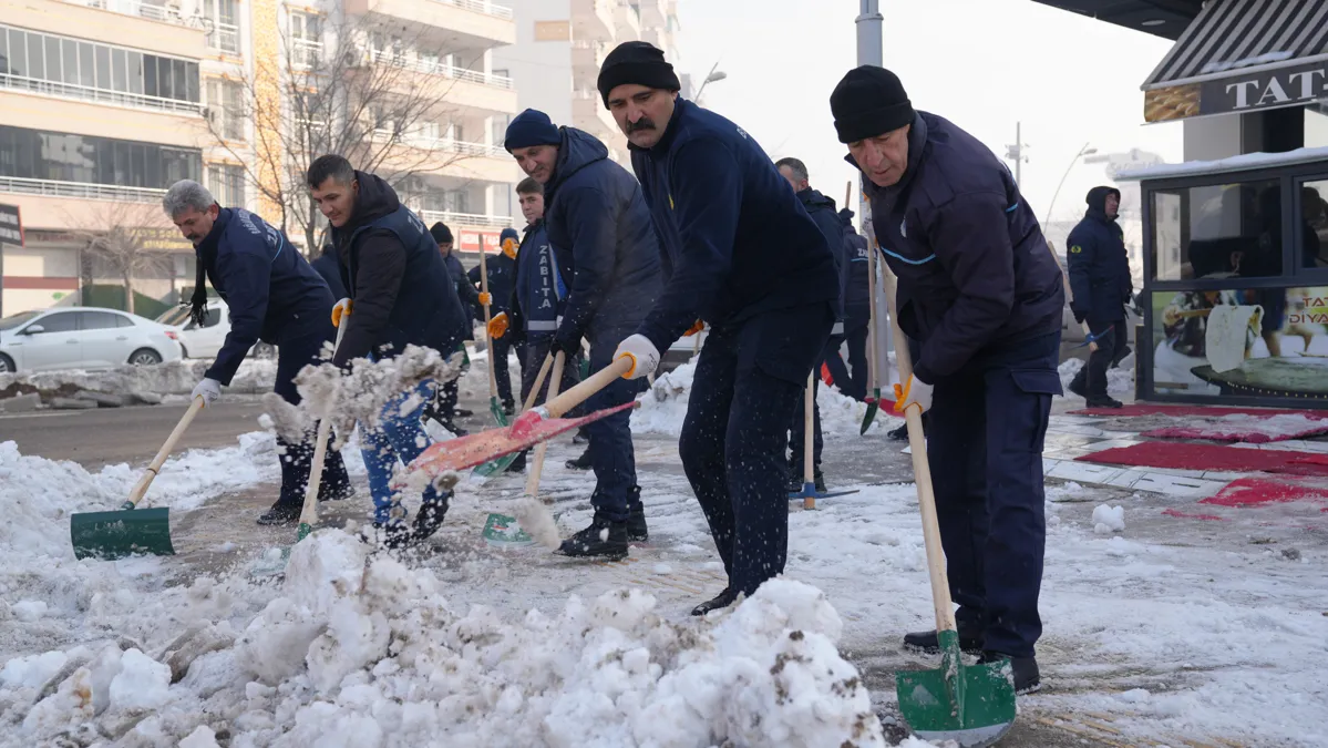 Kar mesaisi  tüm mahallelerde sürüyor