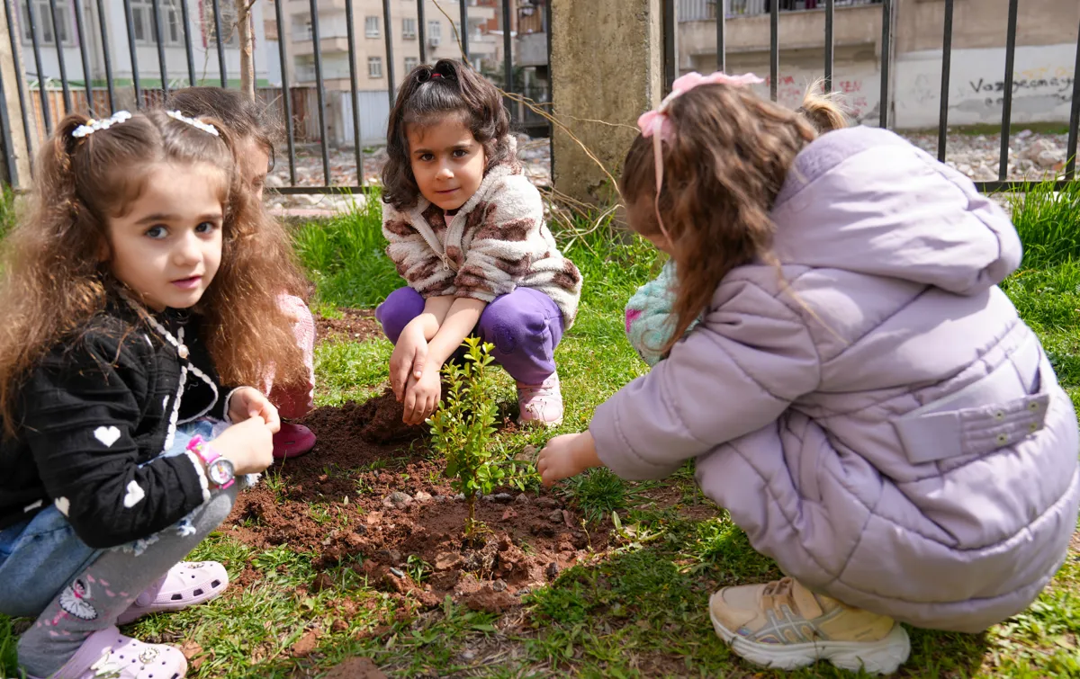 Çocuklar fidanları toprakla buluşturdu