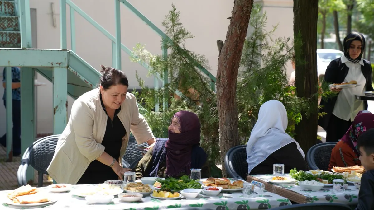 Hevserok Ayaz di çalakiya Roja Dayikan de bi jinan re civiya