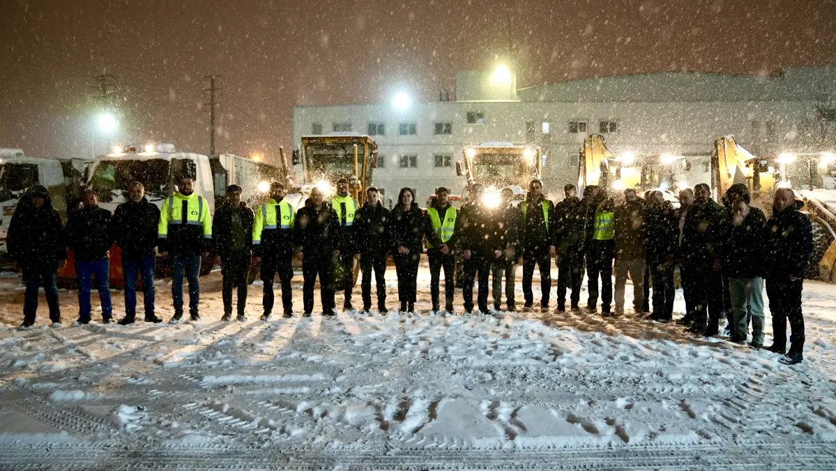 Ekipler kar yağışıyla birlikte sahaya çıktı