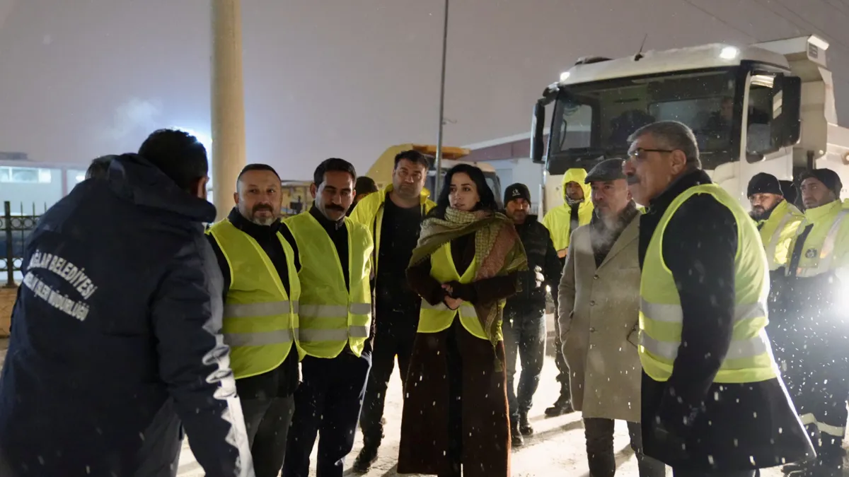 Eşbaşkan Çelik çalışmaları yerinde inceledi: 250 kişilik ekip 27 araçla sahada