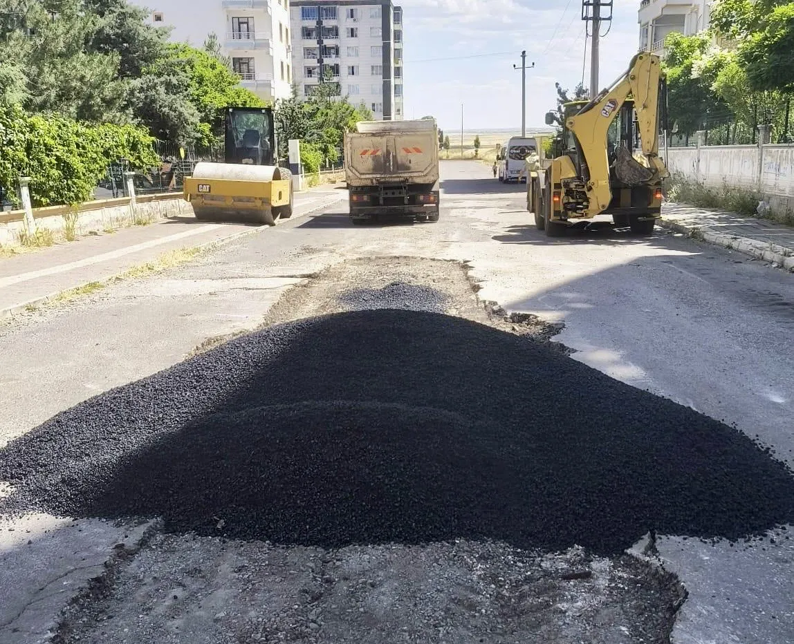 Güvenli yollar için asfalt onarım çalışmaları devam ediyor 