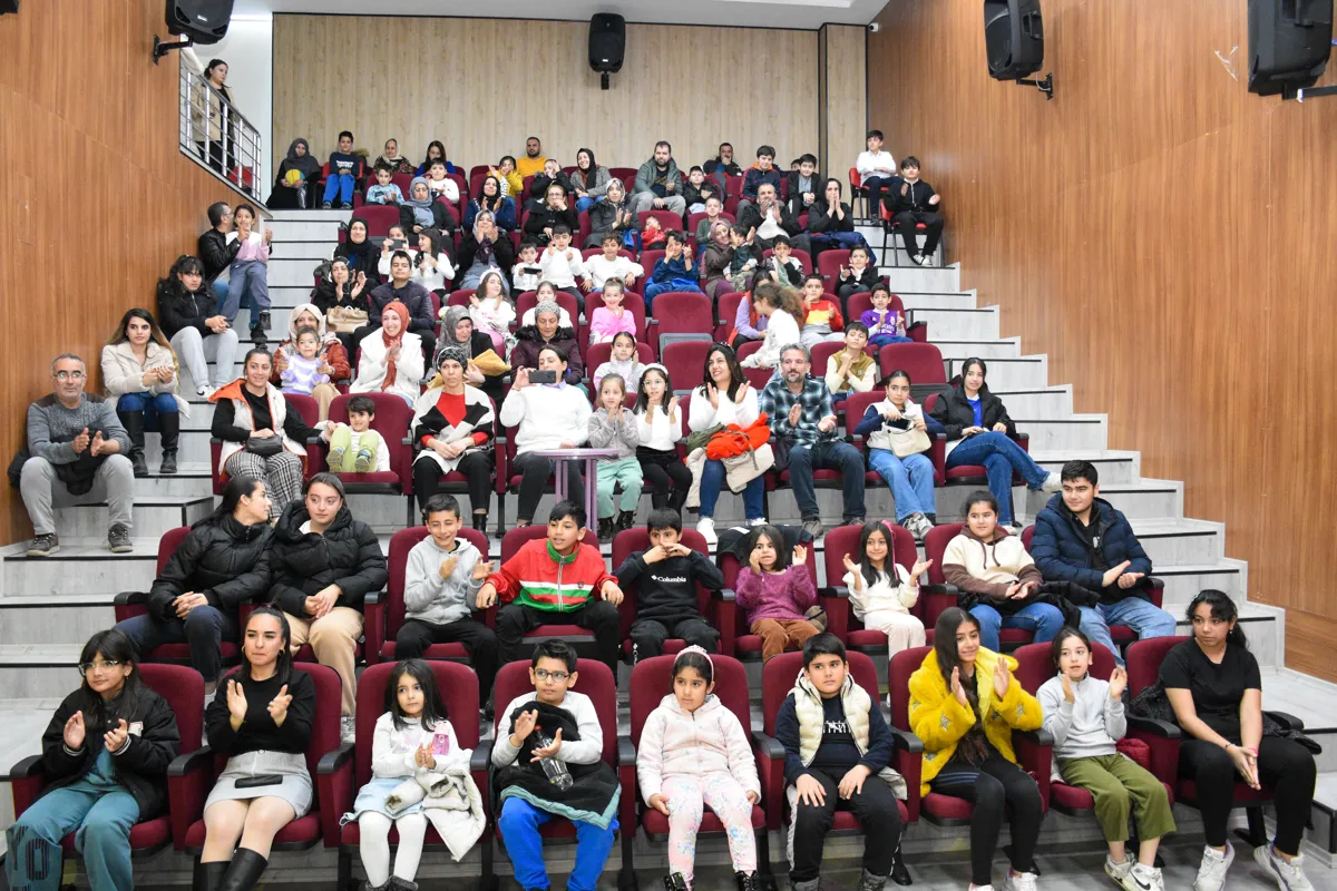 Zarok di şahiya dawiya dibistanê de li hev civiyan