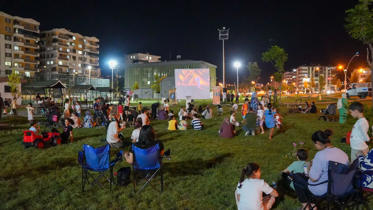 Pêşandanên sînemayê di bin stêrkan de berdewam dikin
