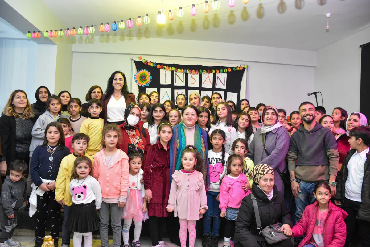 Hevserok Ayaz di festîvalê de bi zarokan re civiya: Divê em bi hev re cîhanekê biafirînin ku zarok bi mafên xwe tê de bijîn.