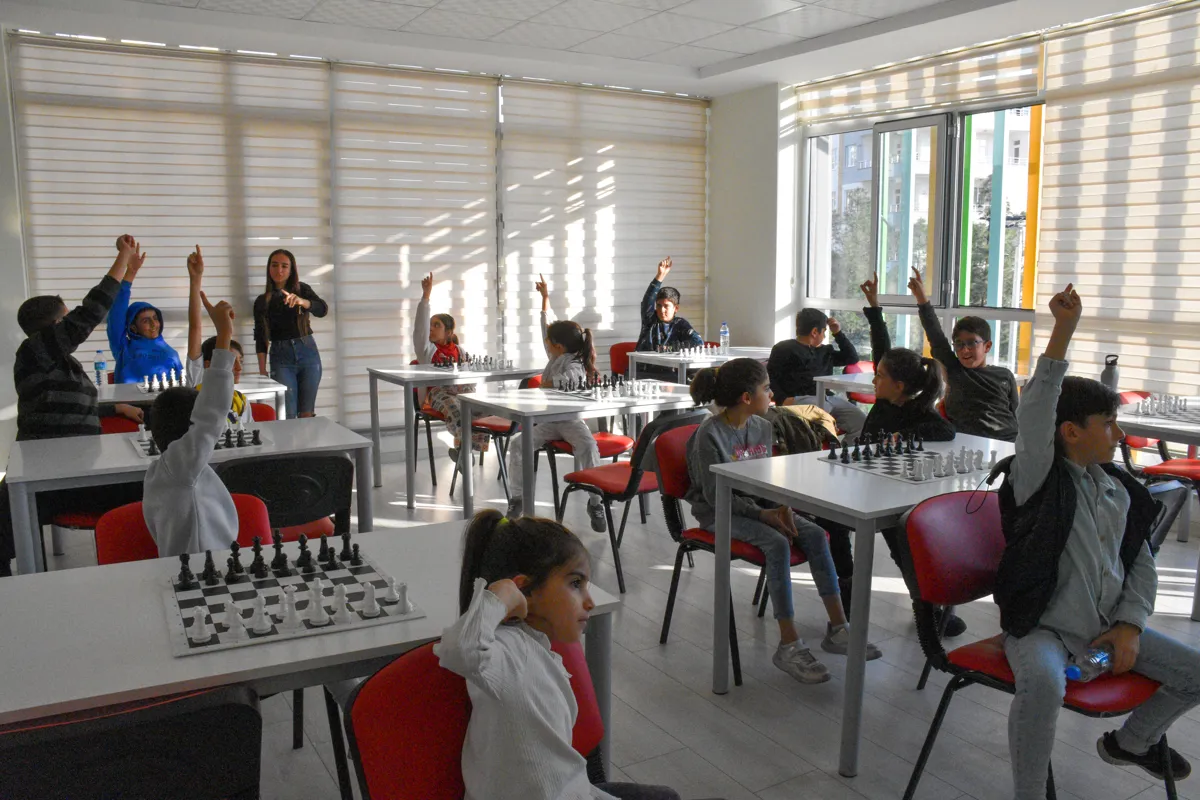 Zarok li Navenda Ciwanan a Rezanê beşdarî qursên satrancê dibin